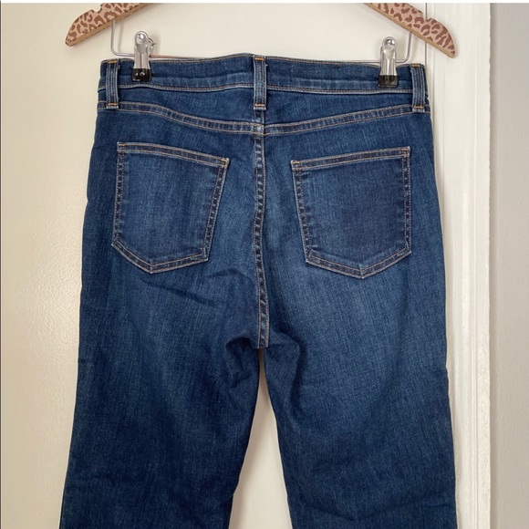 Flattering VERONICA BEARD Carolyn "Baby Boot" Stretch Button Fly Jeans - Picture 4 of 9